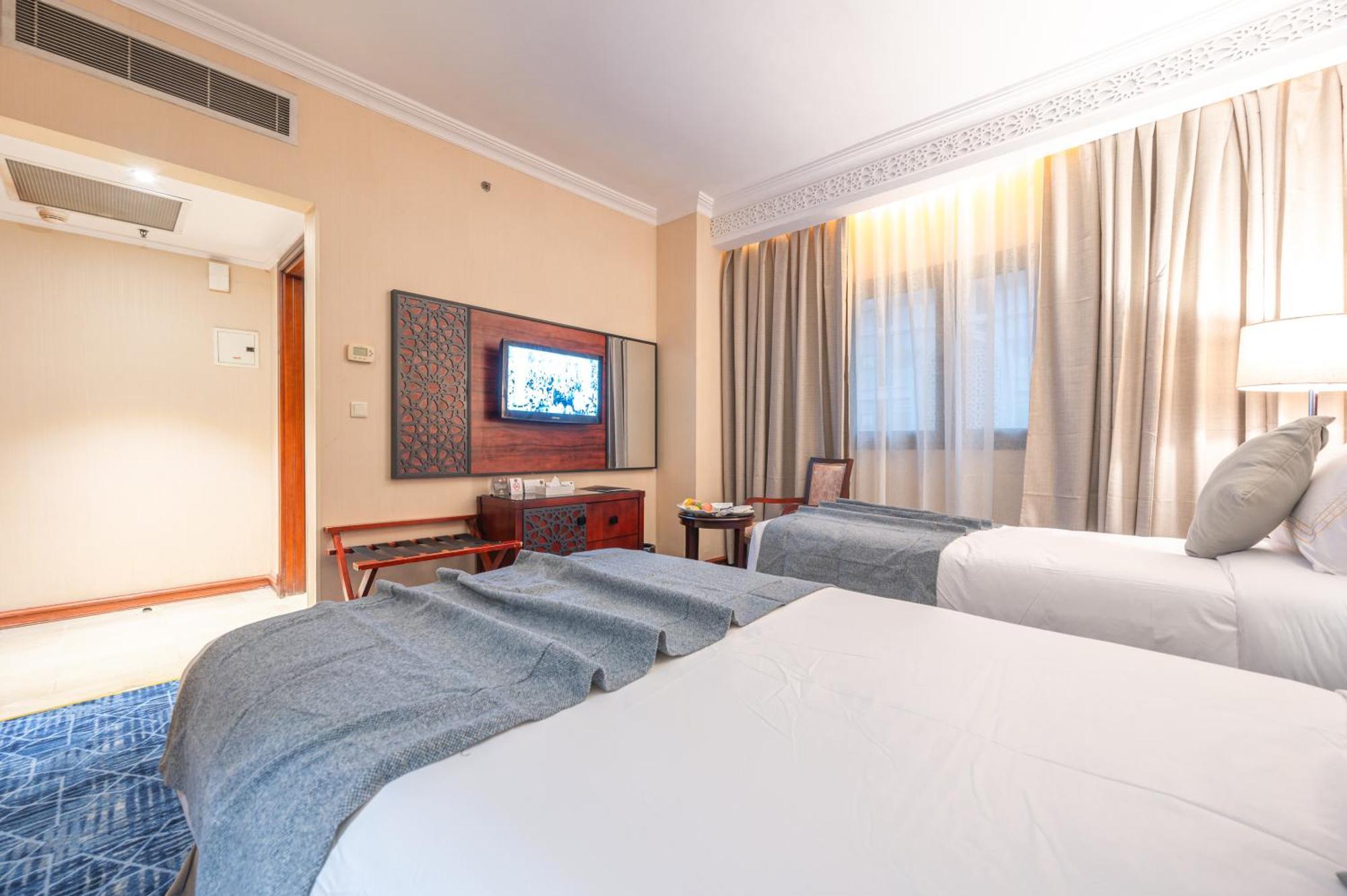 Shaza Regency Plaza Al Madinah Hotel Медина Екстериор снимка A room at the hotel