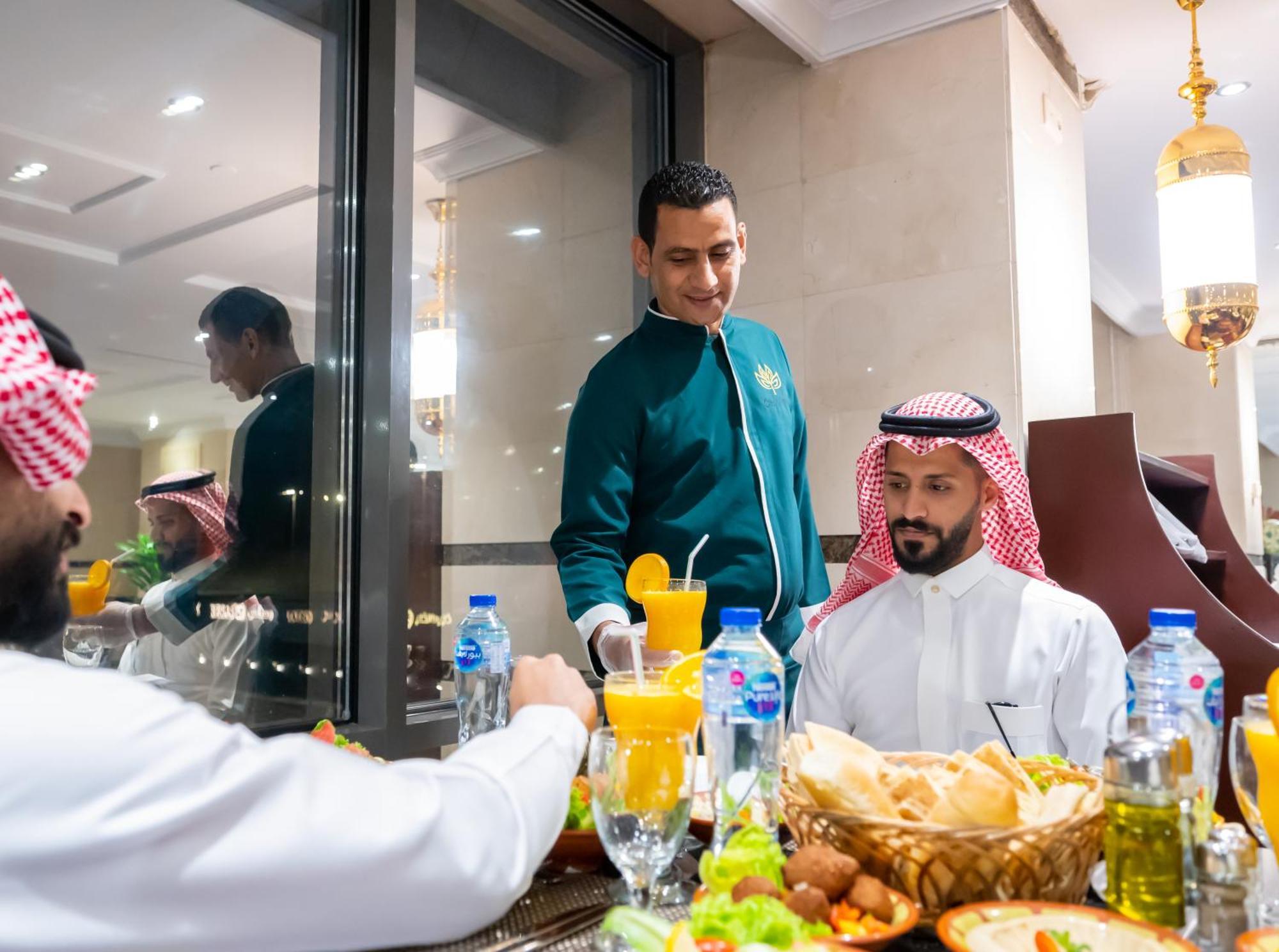 Shaza Regency Plaza Al Madinah Hotel Медина Екстериор снимка A waiter serving guests at a restaurant in Riyadh, Saudi Arabia