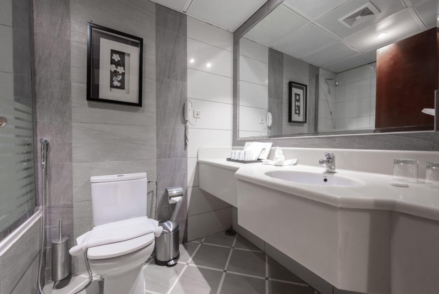 Shaza Regency Plaza Al Madinah Hotel Медина Екстериор снимка Bathroom